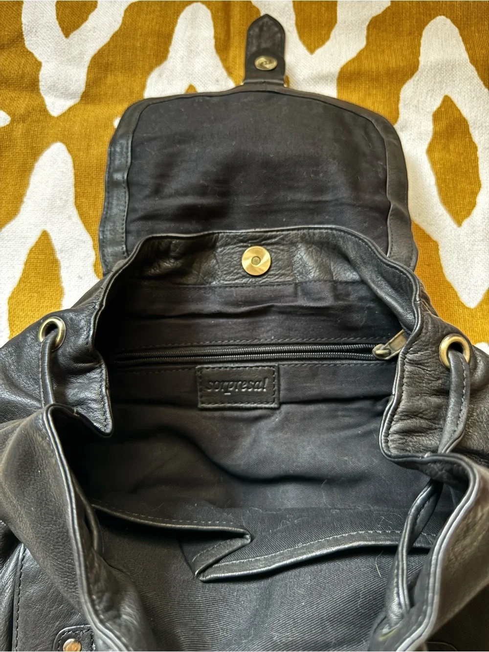 sorpresa! Black leather backpack